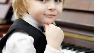Администрация Ставрополя подарила юному таланту Елисею Мысину фортепиано