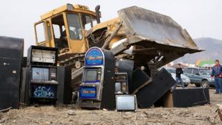 Игровые автоматы в Пятигорске уничтожили на полигоне бульдозером