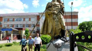 Памятник из бывшего летного училища перенесли на территорию ставропольской кадетской школы