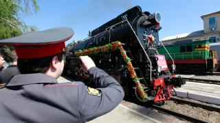 Ретро-поезд «Победа» едет по Северо-Кавказской железной дороге
