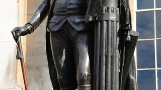 В Лондоне есть статуя, которая стоит на американской земле
